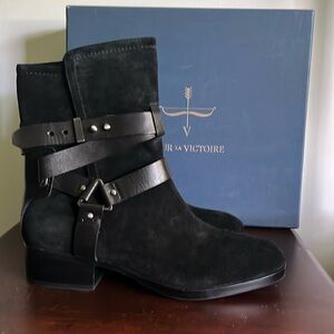 Ankle bootie with buckle and leather straps.